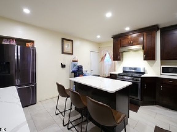 5th image of 18 Llewellyn Ave