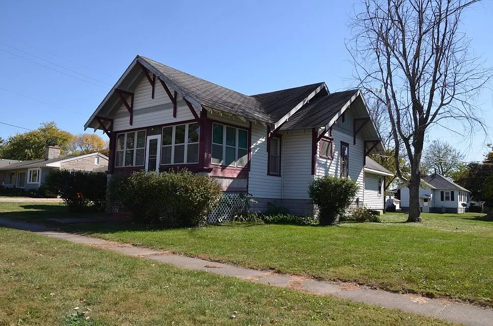209 E Logan St photo 1
