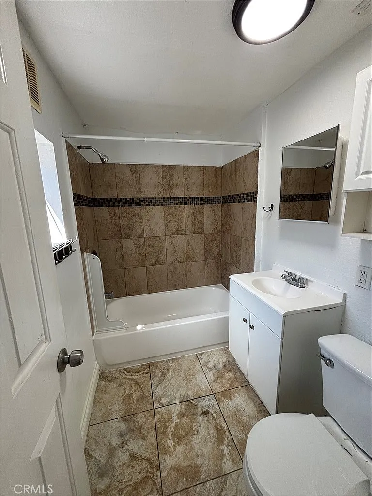 6 bed, 1824 sqft, $2,100 — Photo 4