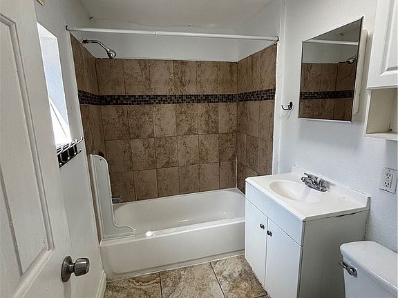 4th image of 1153 E 50th St #2