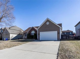 15433 S Dice Ln, Olathe, KS 66062