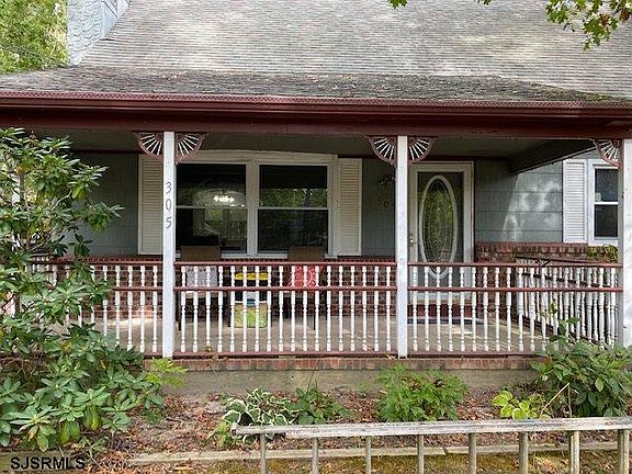 2nd image of 305 E Arbutus Ave