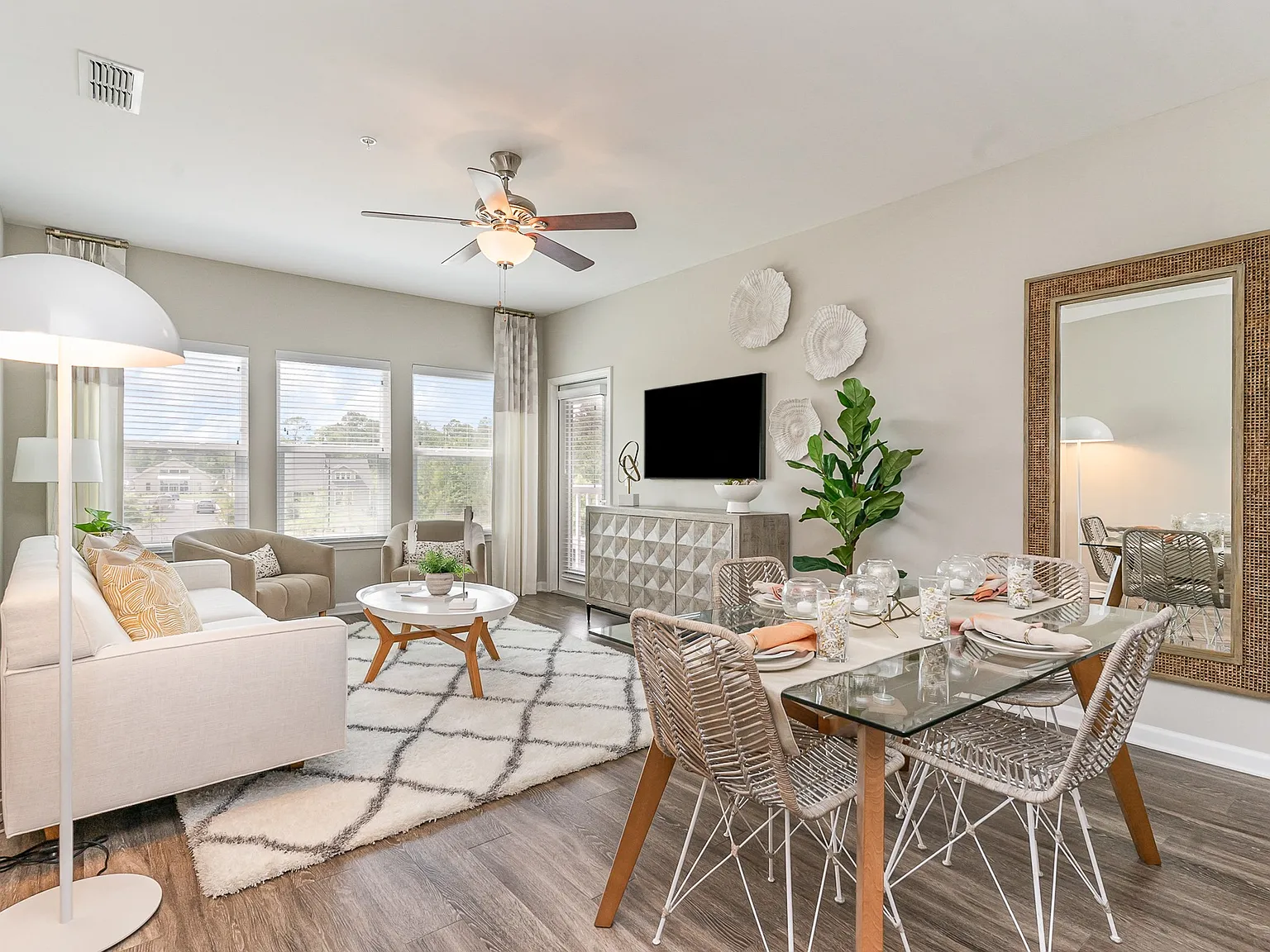 Lewis Grand Apartments — Photo 4