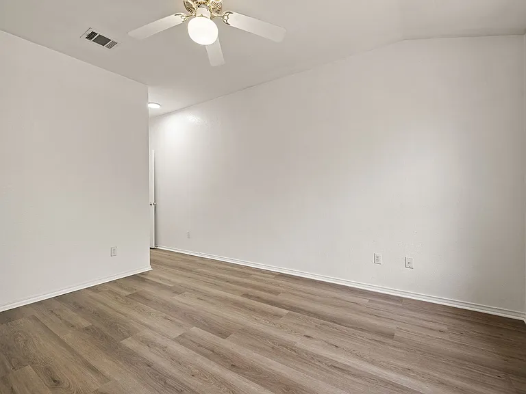 903 Luke Ln — Photo 30