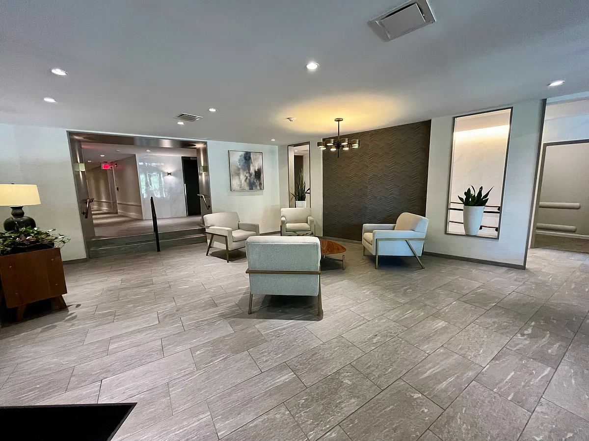 Building Photo - 1637 Oakwood Dr #S113