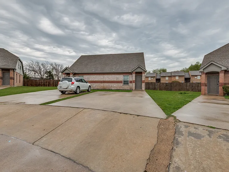 321 Queens Ct S — Photo 12