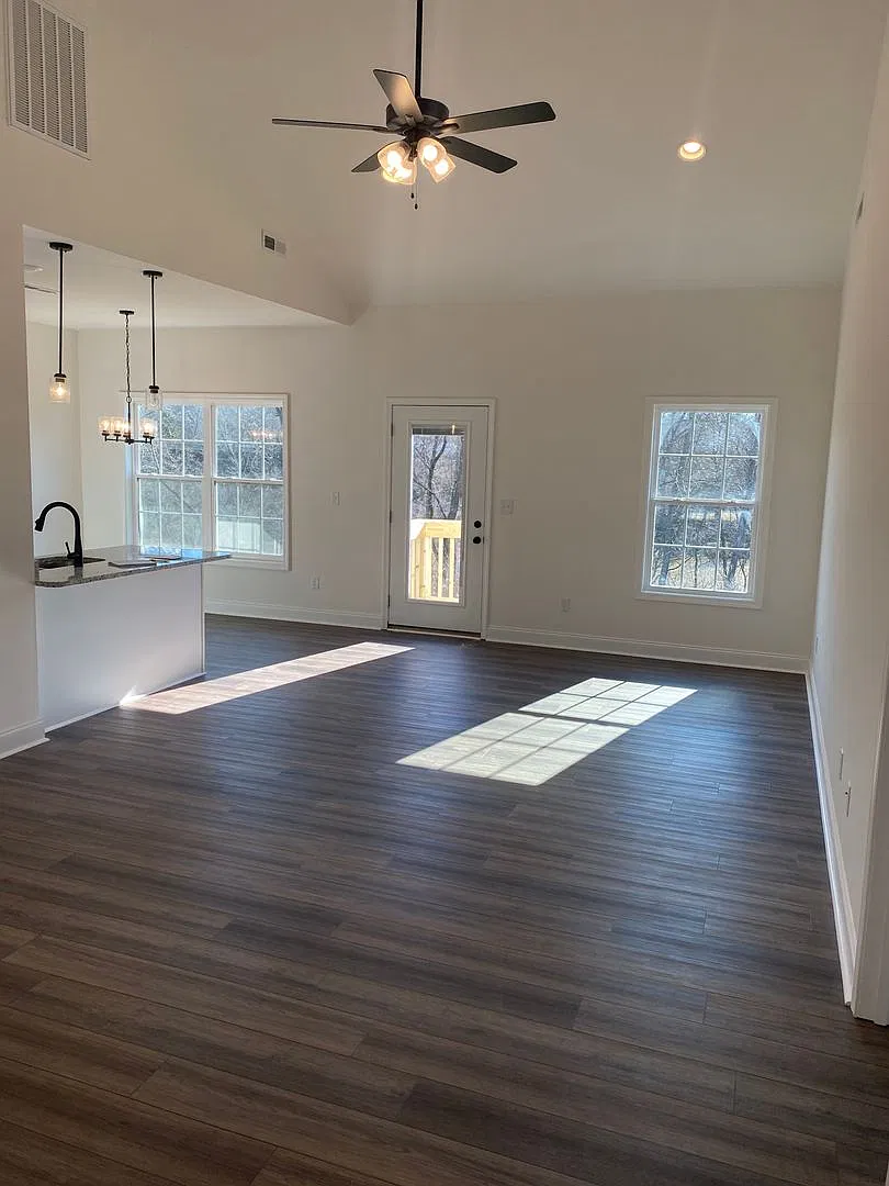 3 Bed/2 Bath Home with 2 Car Garage — Photo 2