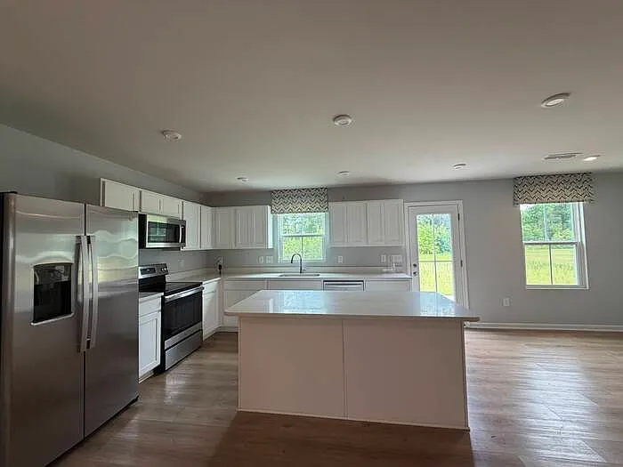 4 bed, 2.5 bath, 2360 sqft, $2,000 — Photo 3