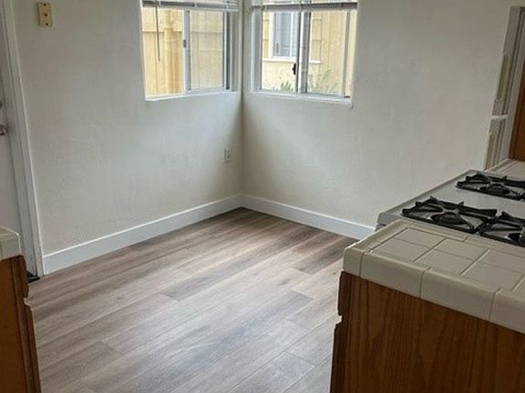 5th image of 4105 Ingraham St #4117