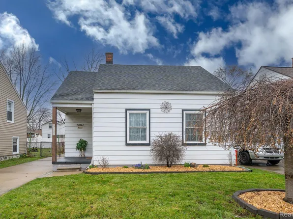 8107 Kaltz St, Center Line, MI 48015