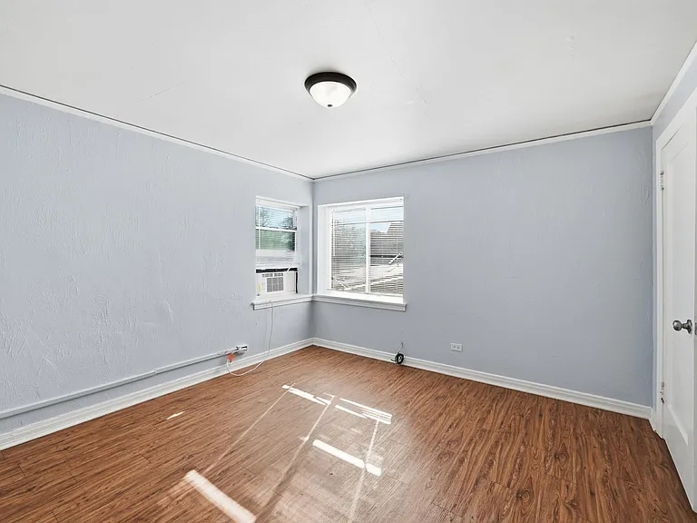 305 W Morton St — Photo 10
