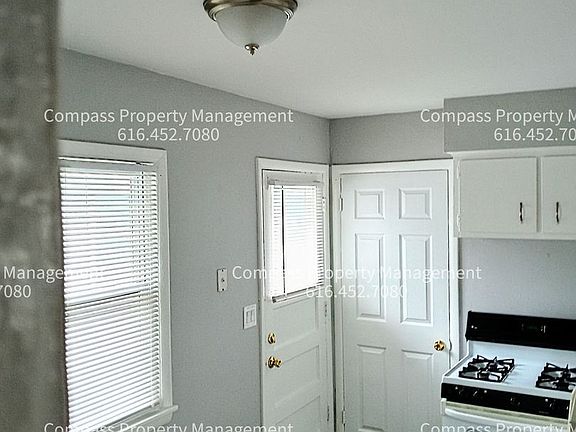 5th image of 138 Burt St SE