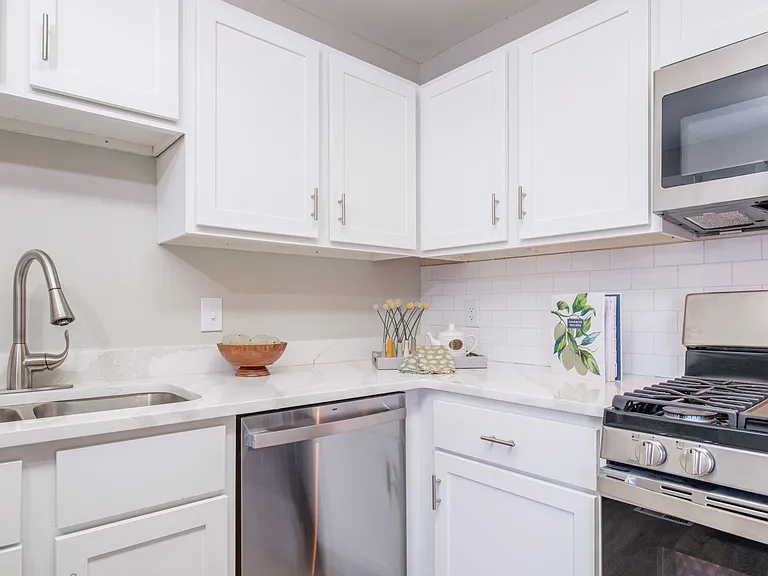 Heathermoor and Bedford Commons Apartments — Photo 3