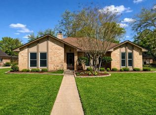 62 Raintree Ct, Lake Jackson, TX 77566