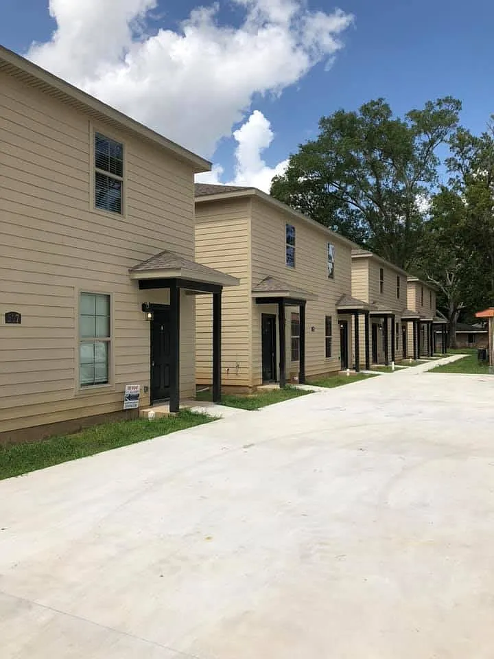 2 bed, 2.5 bath, 1200 sqft, $1,200 — Photo 1
