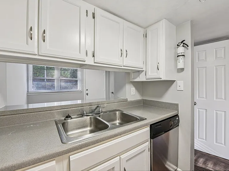 Beautiful Chesney Woods Townhomes — Photo 14