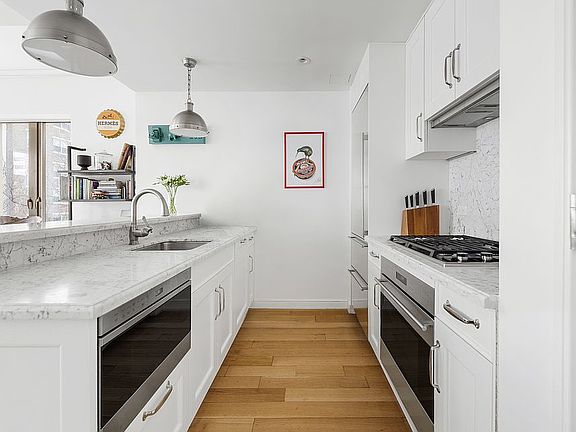 3rd image of 225 E 19th St #406