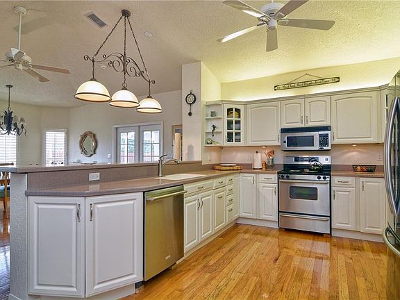 3rd image of 412 NE Julia Ct