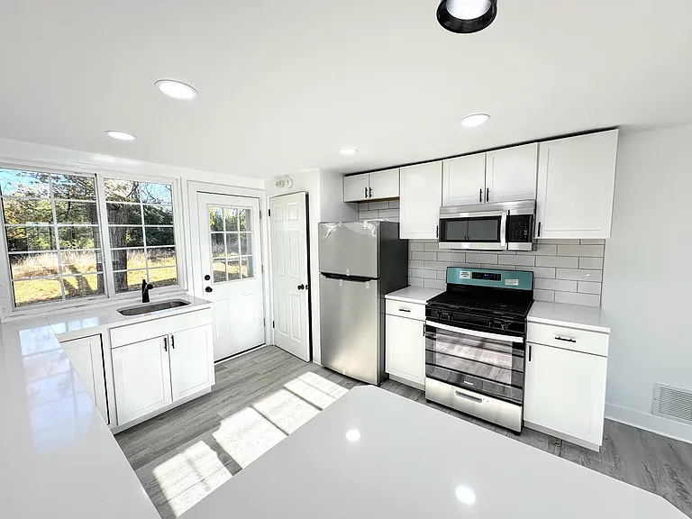 1607 Girard Ave — Photo 1
