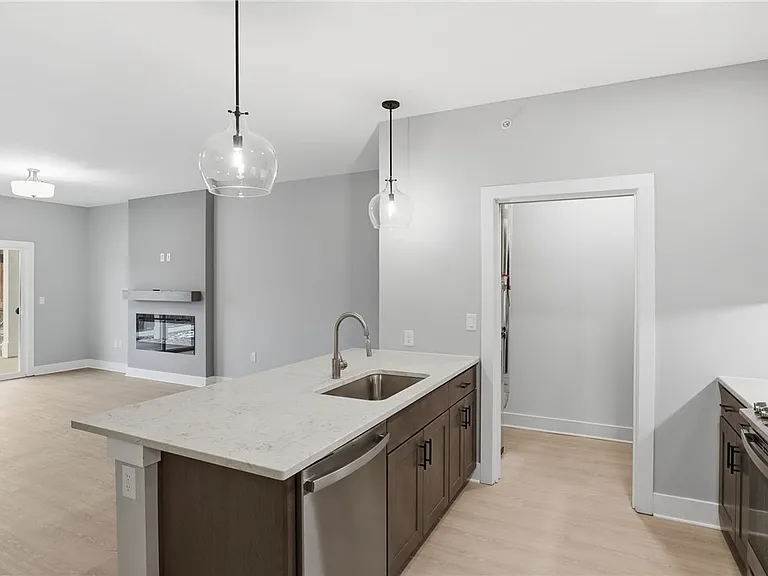 1195 Marina Pkwy — Photo 7