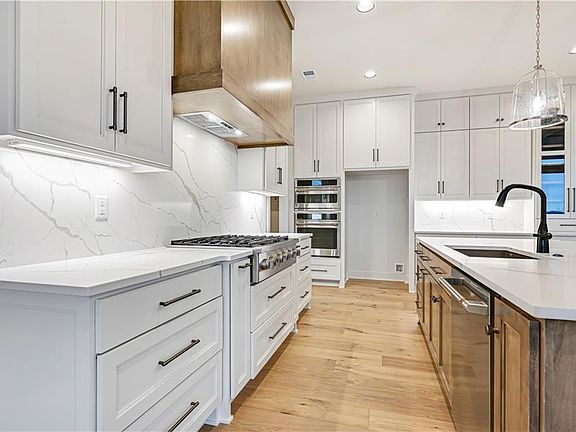 5th image of 17017 Parkhill St