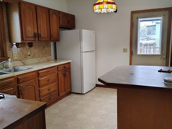 3rd image of 611 Highland St