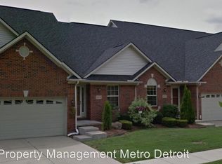 20234 Doves Pointe Dr, Brownstown, MI 48174