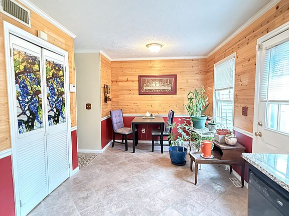 5th image of 810 Lewis Ct