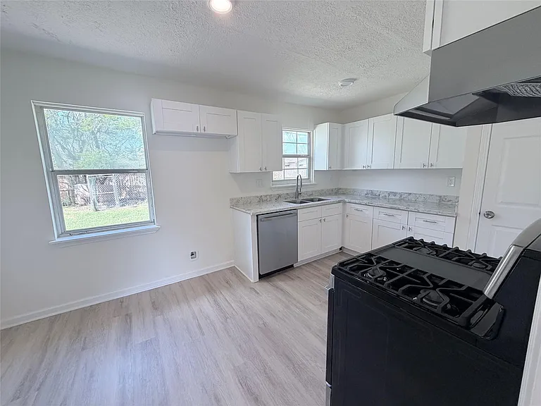 404 Elaine St — Photo 16