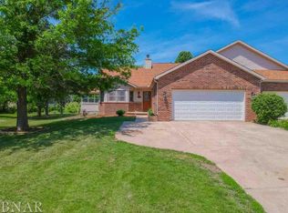 8627 Oakmont Rd, Bloomington, IL 61705