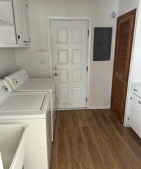 1377 Chapin Ave — Photo 8