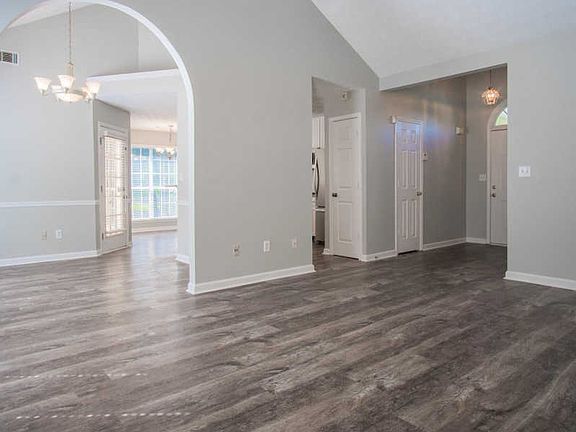 4th image of 220 Knob Hill Dr