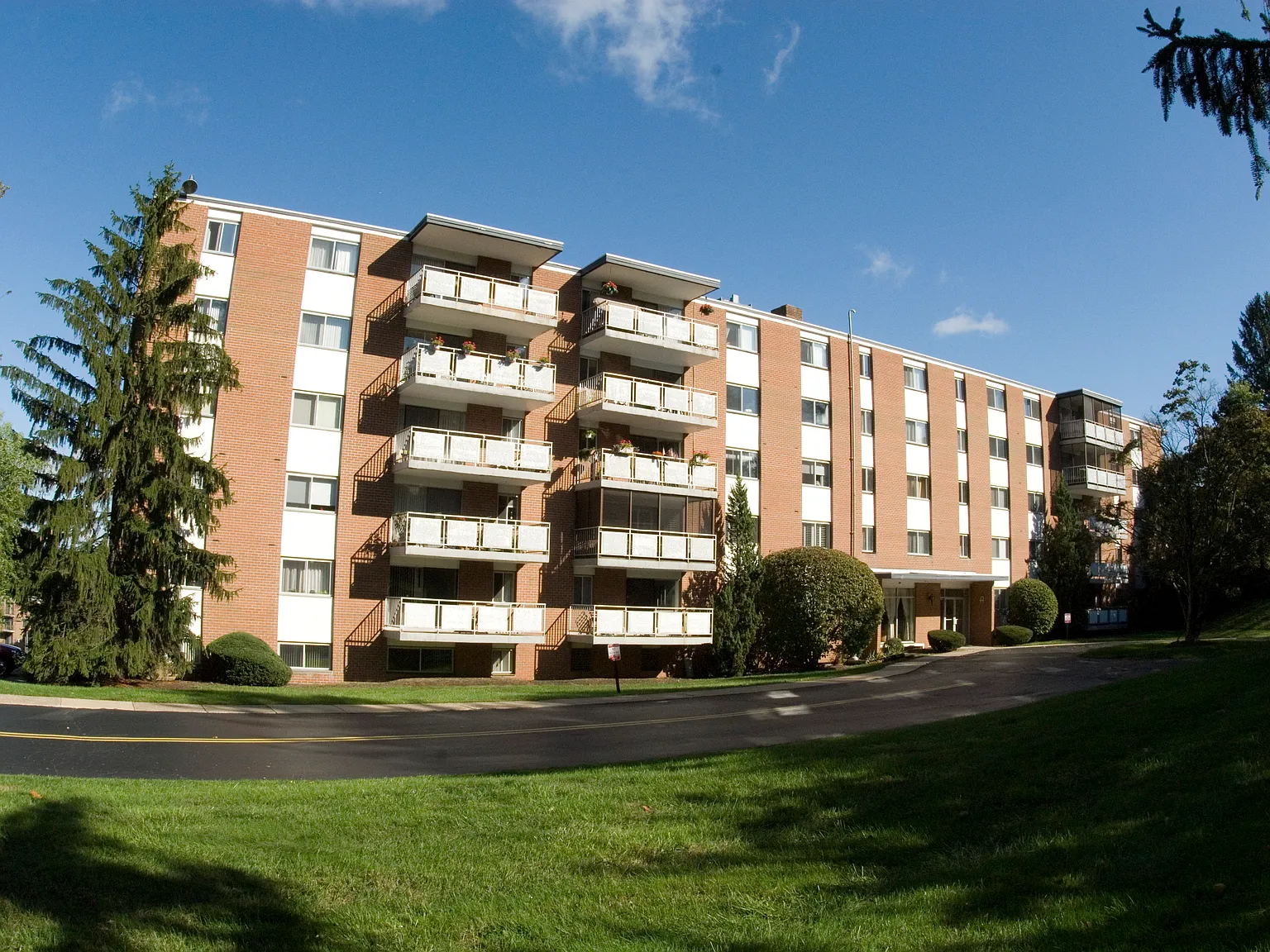 Newtown Towers — Photo 1