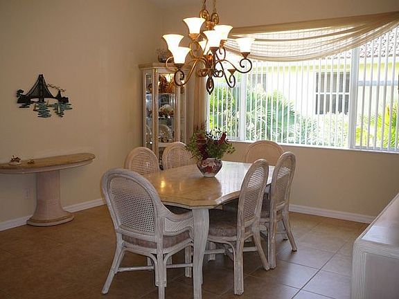 5th image of 985 Amethyst Dr SW