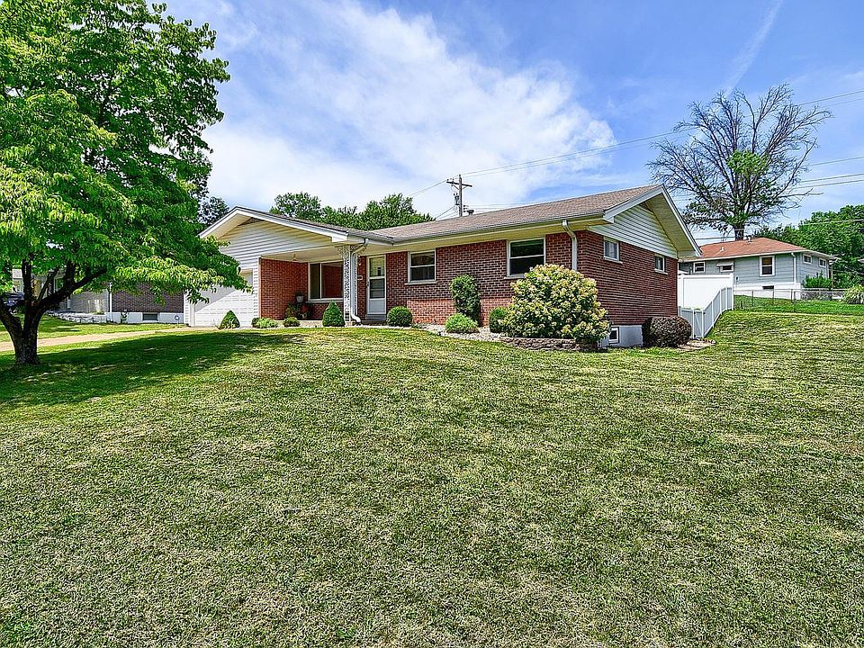 1st image of 1015 Camelot Gardens Dr