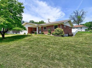1015 Camelot Gardens Dr, Saint Louis, MO