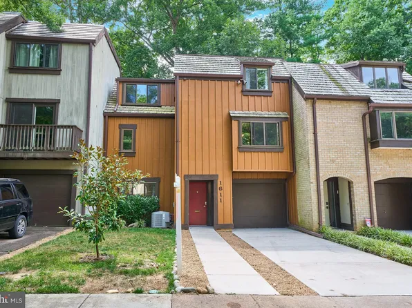1611 Park Overlook Dr, Reston, VA 20190