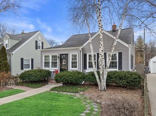 621 E Hampton Rd, Whitefish Bay, WI 53217