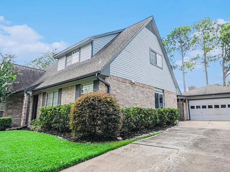 15014 Hollydale Dr — Photo 3