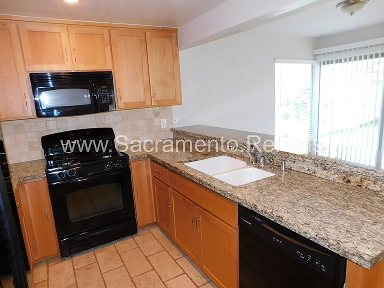 2637 Latham Dr — Photo 15