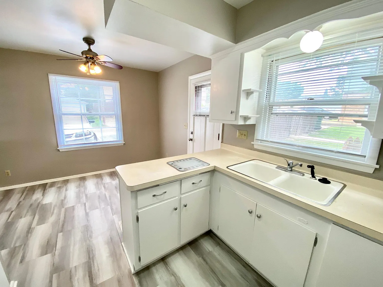 8916 W Howard Ave — Photo 4