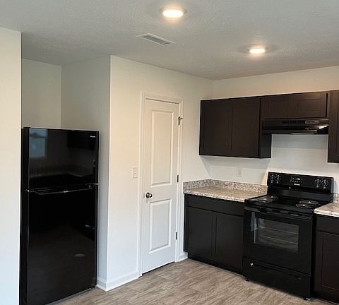 3rd image of 7735 Garnet Ave