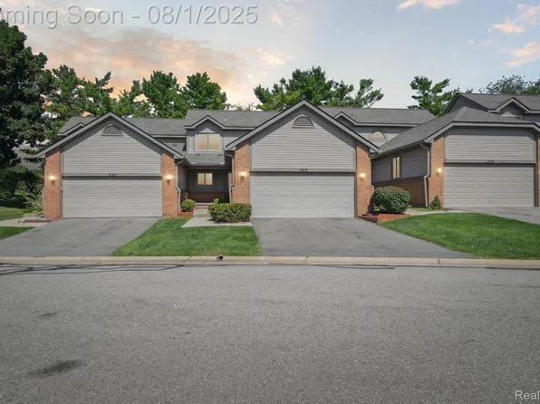 999 Hickory Dr, Brighton, MI 48116