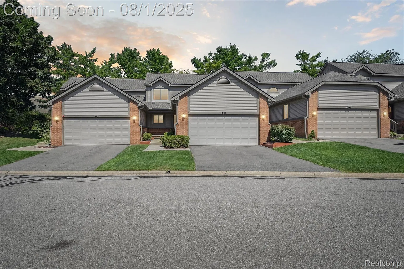 999 Hickory Dr photo 1