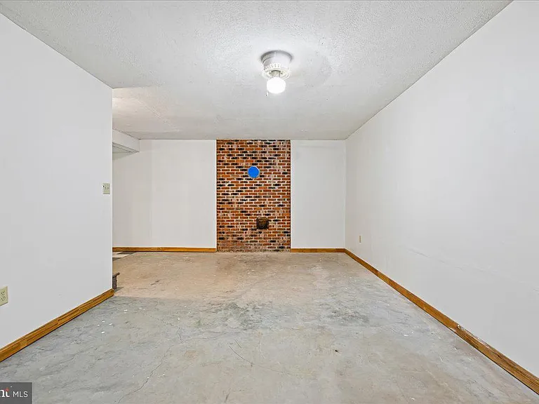 13245 Croom Rd — Photo 43