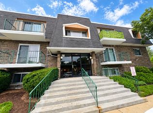 3850 S Parkway Dr APT 1G, Northbrook, IL 60062