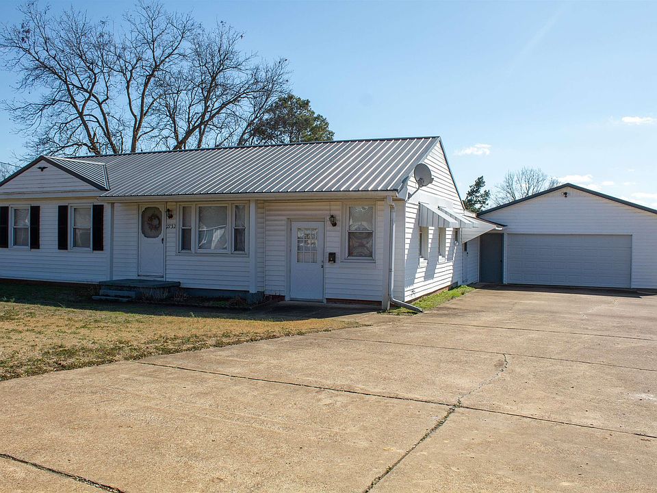 1st image of 2732 Lake Dr
