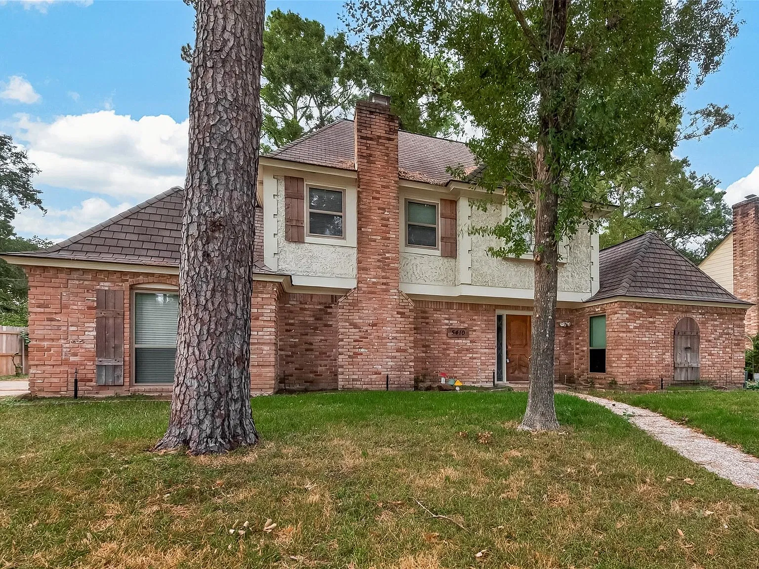 4 bed, 2.5 bath, 2496 sqft, $2,195 — Photo 3