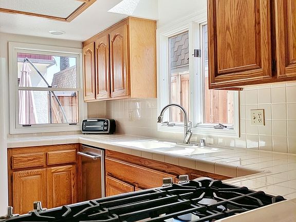 5th image of 607 1/2 Marguerite Ave