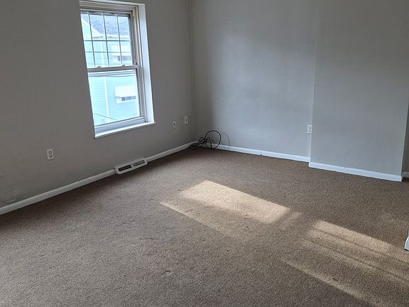 4th image of 701 E 2nd Ave #202